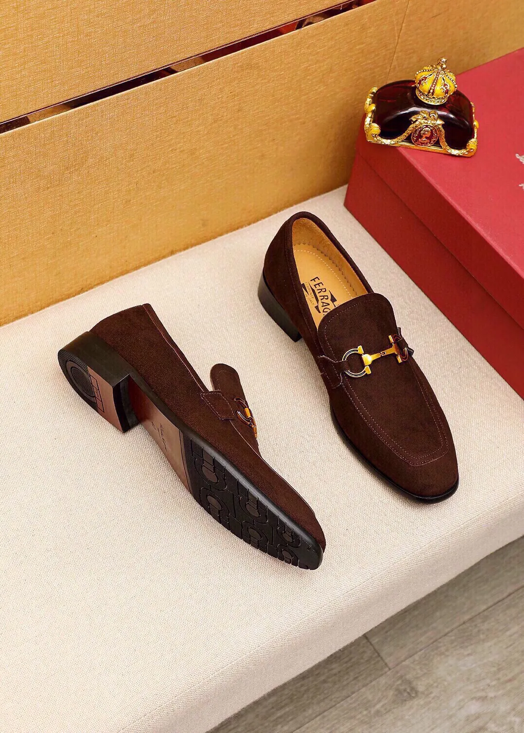 Men's shoes 💰520 💐 Product trademark: Ferragamo "Ferragamo" casual leather shoes Regular size: 38-44 (45🉑️customized) Product materials: Selected imported first-layer frosted cowhide upper + original hardware buckle, imported water-dyed cowhide leather lining. Strong three-dimensional visual effect, combined outsole Color: 2⃣️colors available